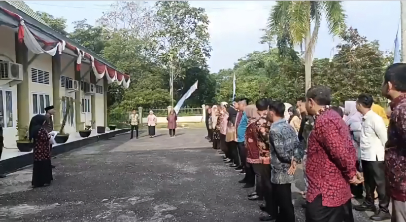 Bupati dan BKPSDM Sarolangun saat melakukan apel pagi dan Sidak di Sekretaris DPRD Sarolangun.
