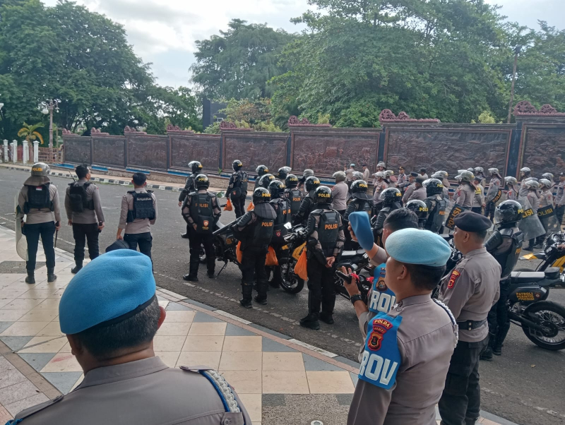 Masa Mulai Lempari Batu, Petugas Lepas Tembakan gas Air mata