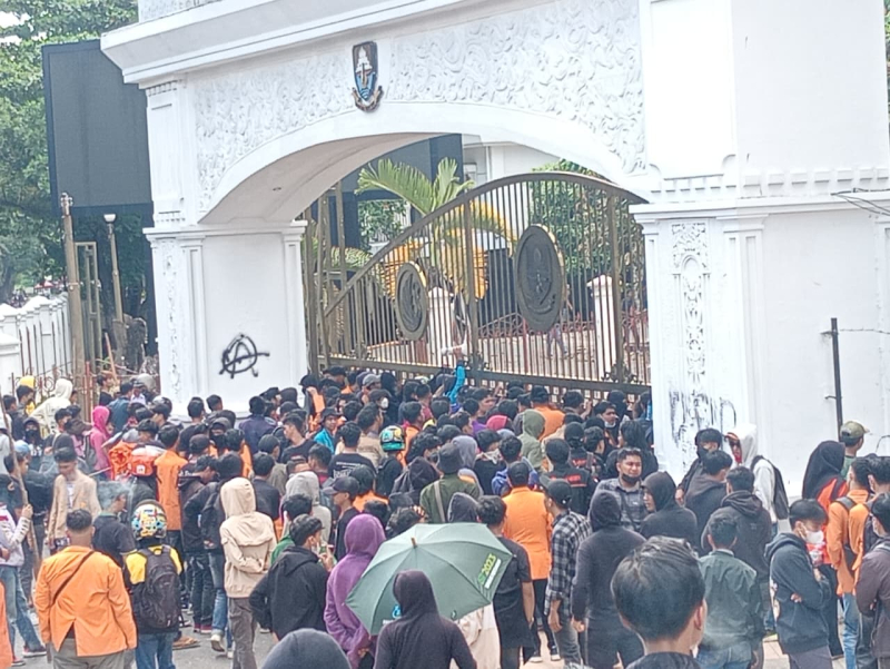 Aksi Massa di Kantor Gubernur Jambi, Situasi sempat memanas dapat kembali kondusif