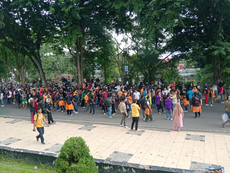 Ratusan Massa Geruduk Kantor Gubernur Jambi, Akses Masuk Dijaga Ketat Brimob