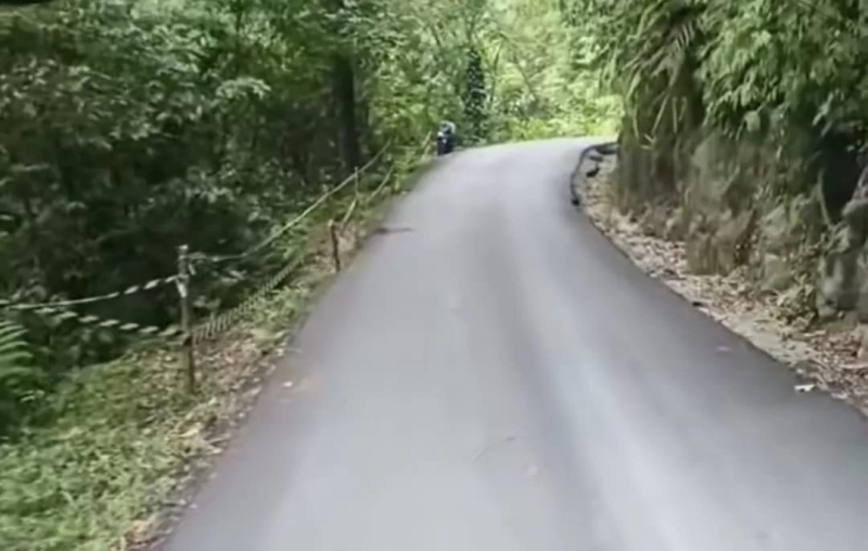 Jalan Nasional perbatasan Sungai Penuh-Tapan tampak kecil. Warga minta diperlebar.