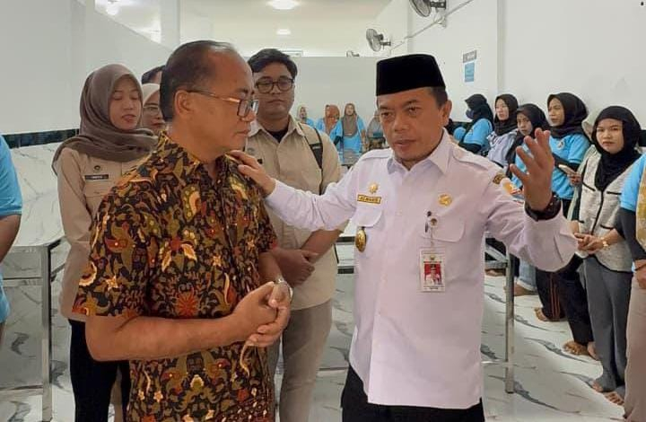 Tinjau SPPG di Pemayung, Gubernur Al Haris Minta Beli Bahan Pokok di Jambi Agar Perputaran Ekonomi Semakin Meningkat