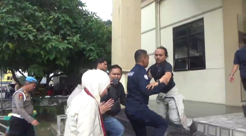 Insiden penghalangan liputan terjadi saat kunjungan kerja Komisi III DPR RI di Polda Jambi. Wartawan dihalangi polisi saat mencoba wawancara, memicu sorotan soal kebebasan pers.