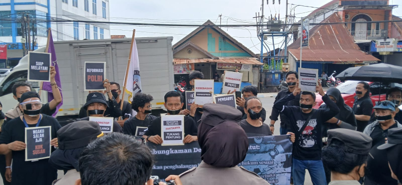 Pers Dibungkam, Wartawan Gelar Aksi Hitam di Mapolda Jambi