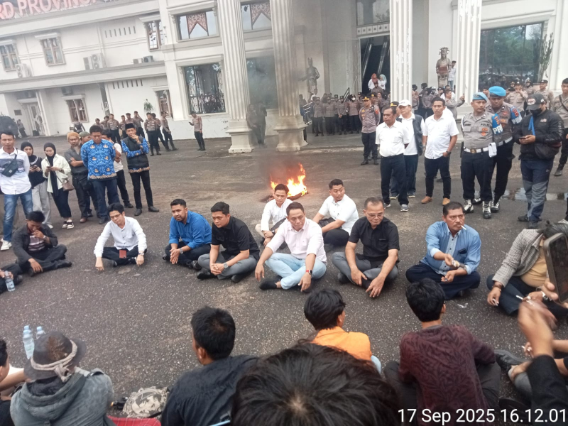 Dibawah Guyuran Hujan, Ketua DPRD Hafiz Fattah Terima Aspirasi Masyarakat