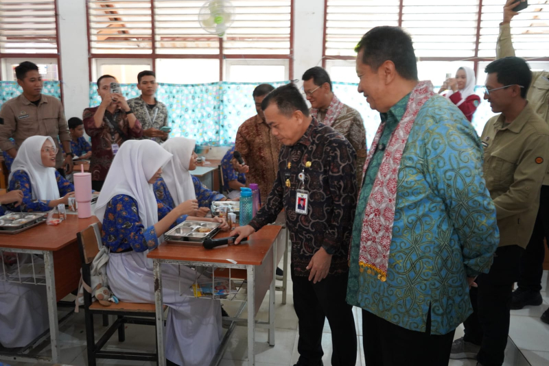 Gubernur Al Haris Dampingi Wamen PAN-RB Tinjau Pelaksanaan MBG di SMAN 10 Kota Jambi