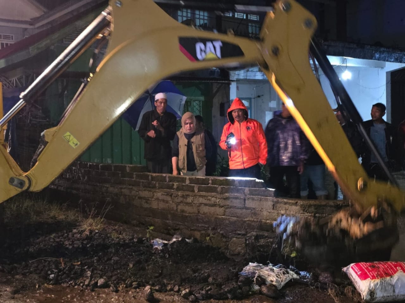 Banjir di Kayu Aro, Bupati Monadi dan Kadis PUPR Langsung Turun ke Lokasi