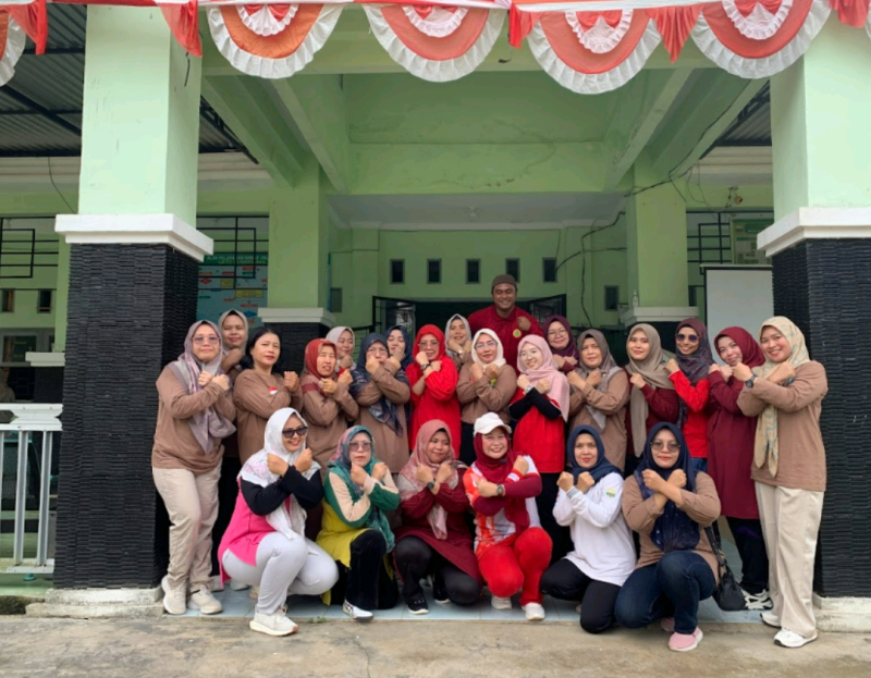 Foto Tim Pengabdian Masyarakat Jurusan Keperawatan FKIK UNJA Bersama mitra dan peserta pengabdian Masyarakat.
