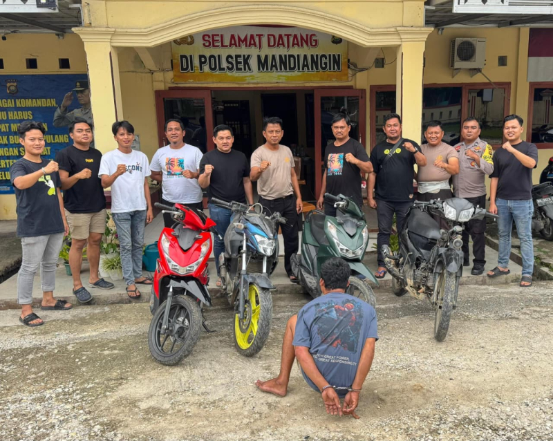 Kapolsek Mandiangin Beserta Jajaran saat menunjukkan pelaku Curanmor beserta barang bukti