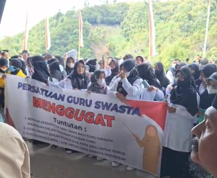Puluhan Guru Swasta Geruduk DPRD Kerinci.