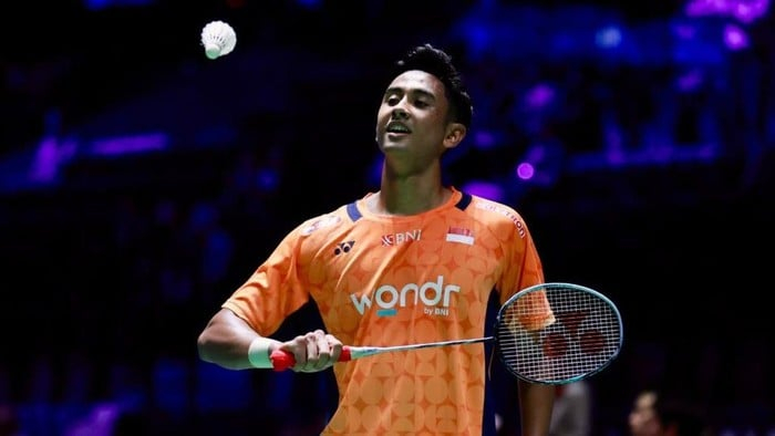 Tunggal Putra Indonesia Alwi Farhan lolos ke babak 16 besar Hongkong Open 2025.