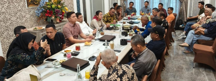 Ketua dan Waka I DPRD Provinsi Jambi Dialog Bersama PT SAS dan Warga Terdampak