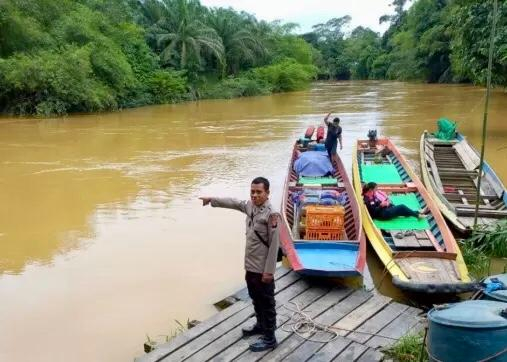 Bhabinkamtibmas dari Kepolisian Sektor Limun melakukan penggecekan disepanjang sungai.
