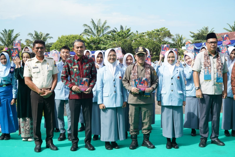 Gubernur Al Haris Kukuhkan 278 Siswa Baru Angkatan XXXII SMAN Titian Teras H. Abdurrahman Sayoeti