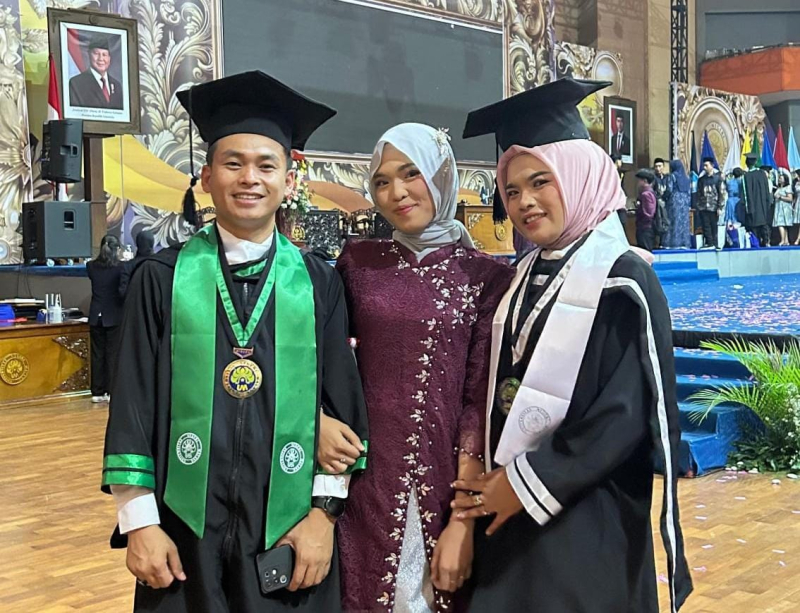 Wisuda Bersamaan, Dua Kakak Adik asal Jambi Raih Gelar Doktor dan Peringkat 1 Terbaik UM