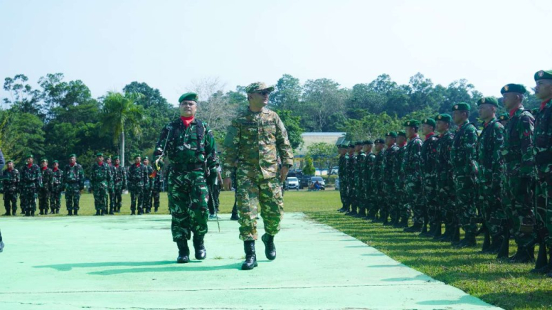 Bupati Sarolangun H Hurmin saat melakukan pemeriksaan pasukan 