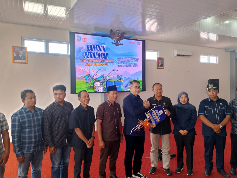 Silaturahmi dengan Pemkab Kerinci, Anggota DPR RI SY Fasha Serahkan Bantuan Alsintan