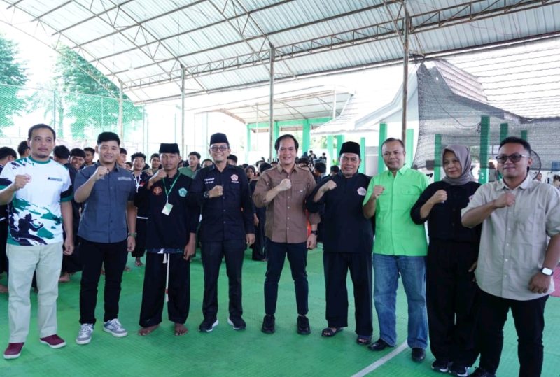 BPJS Ketenagakerjaan Kantor Cabang Batanghari menyerahkan kartu kepesertaan simbolis untuk  seluruh atlet Batang Hari Super Tangguh Pencak Silat Cup I