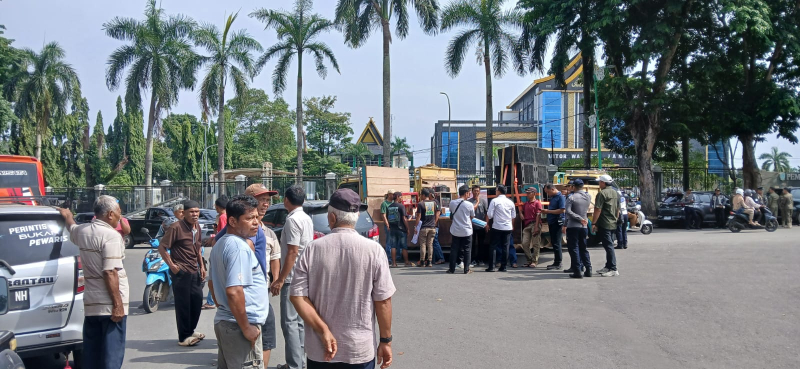 Ratusan Sopir Material Geruduk Tugu Keris, Protes Pembatasan Solar: “Kami Bukan Pelangsir!”