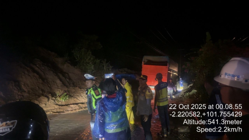 Longsor Muara Emat 3 Jam Mobil Terjebak Macet, Kini Sudah Bisa Dilalui