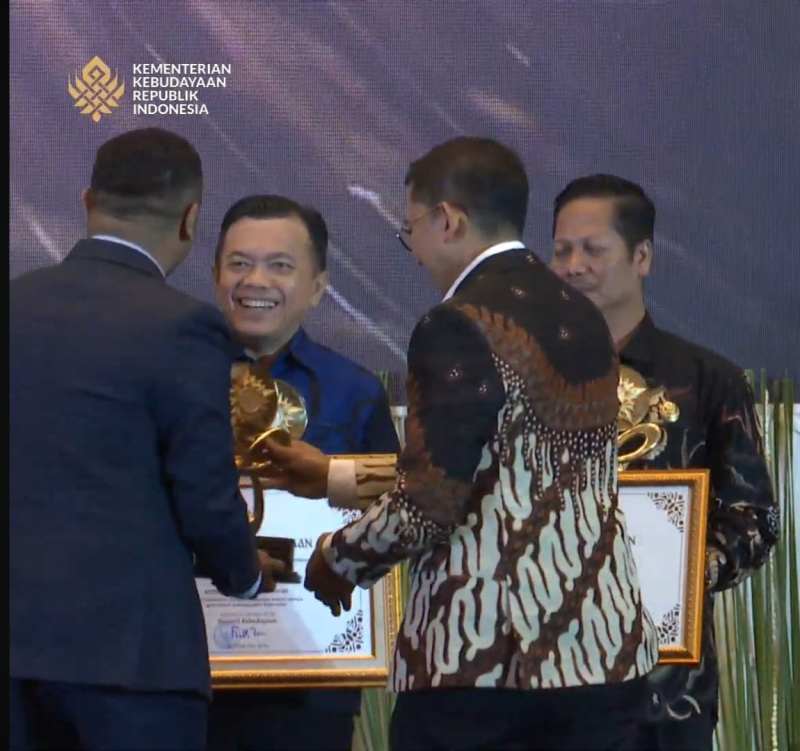 Gubernur Al Haris Terima Penghargaan 