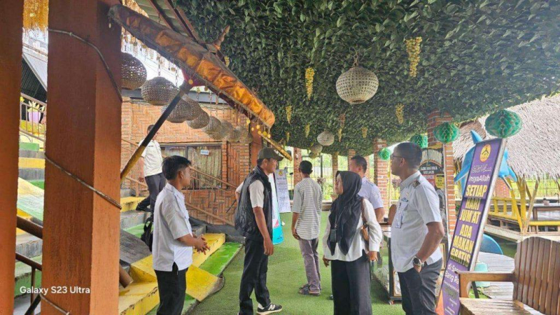 Tim Perizinan Kabupaten Sarolangun saat mendatangi tempat usaha Saoenk Bang Radja dan menemukan adanya pengembangan usaha