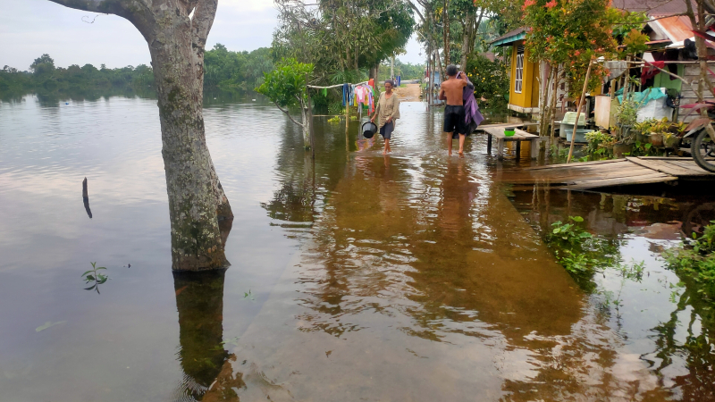Kondisi banjir rob yang sedang naik dan merendam di beberapa titik ruas jalan tepi sungai Teluk Dawan