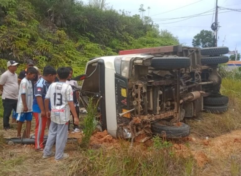 Kecelakaan di Tugu PKK Kerinci, Mobil PLN Terbalik Saat Car Free Day