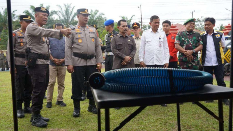 Pj Sekda, Kapolres dan Ketua DPRD Sarolangun saat memberikan perlengkapan peralatan