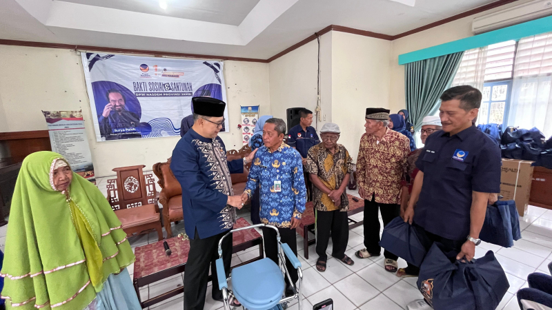 Gelar Baksos di Panti Sosial Tresna Werda, Fasha Bercengkrama dengan Para Orang Tua di Panti Jompo