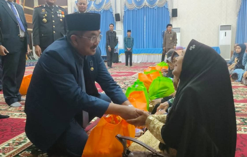 Hari Pahlawan, Bupati Tanjab Barat Anwar Sadat Serahkan Bantuan dan Santuni Istri Veteran