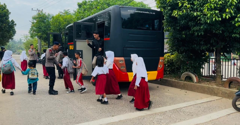 Satbrimob Polda Jambi Antar Jemput Anak Sekolah Gratis, Warga Sambut dengan Antusias