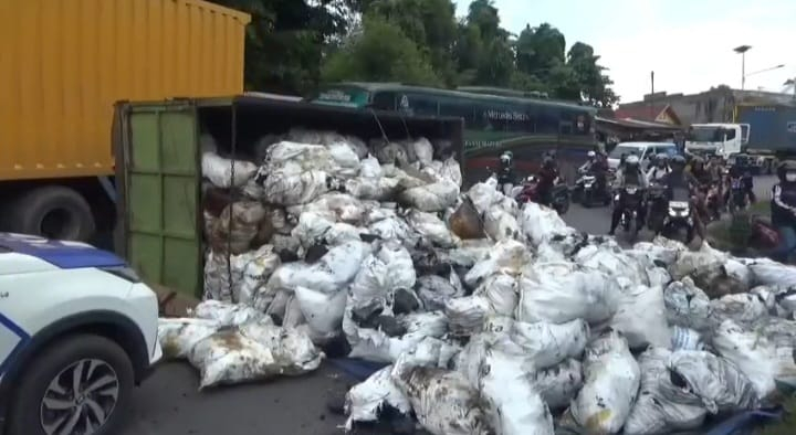 Truk Pengangkut Arang Terguling di Jaluko, Arus Lalu Lintas Macet Parah
