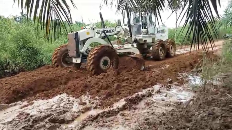Terlihat alat berat milik UPTD Alkal sedang melakukan perbaikan jalan alternatif Parit Bengkok