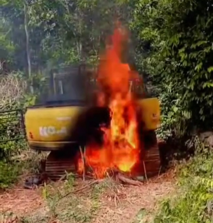 Kekesalan Memuncak, Warga Bakar Excavator PETI