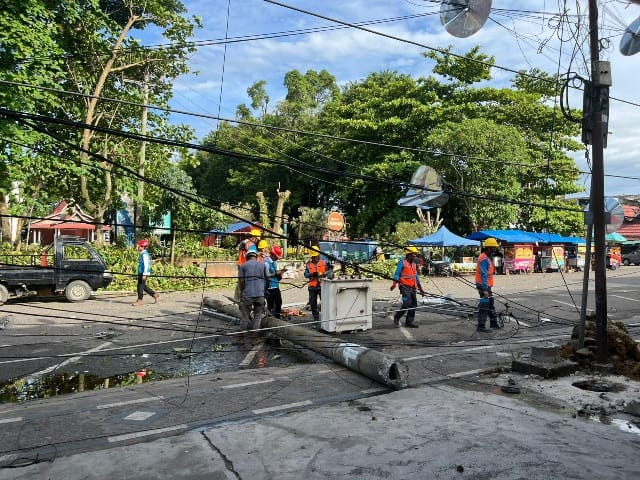 Penebangan Pohon Oleh Dinas Perkim Membuat Listrik dalam Kota Muara Bungo Kacau