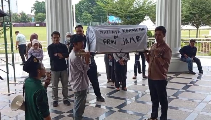Geram Jalan Khusus Batu Bara Tinggal Janji, Pemuda Jambi Antar Keranda Mayat ke Kantor Gubernur