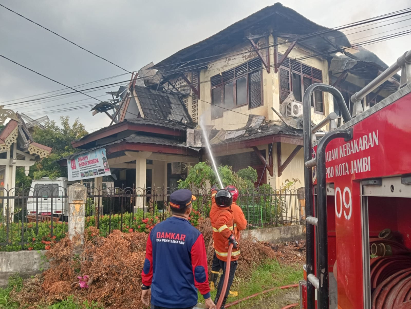 Kantor Dinas Pertanian Tanaman Pangan Provinsi Jambi terbakar