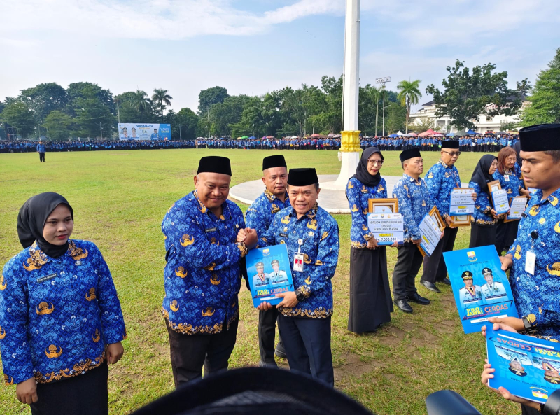 Al Haris Serahkan SK 6.438 PPPK Paruh Waktu Pemprov Jambi : Sisa 2 Ribuan Honorer Yang Belum Diangkat Tak Dirumahkan