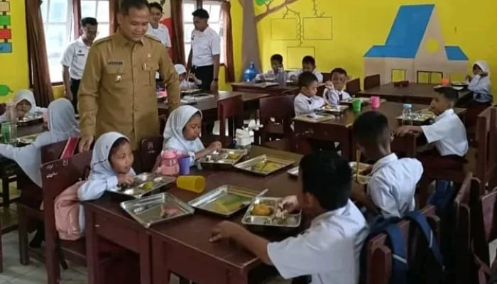 Wabup Sarolangun Gerry Trisatwika saat melaunching perdana SPPG MBG Se Kabupaten Sarolangun di Kecamatan Singkut. 