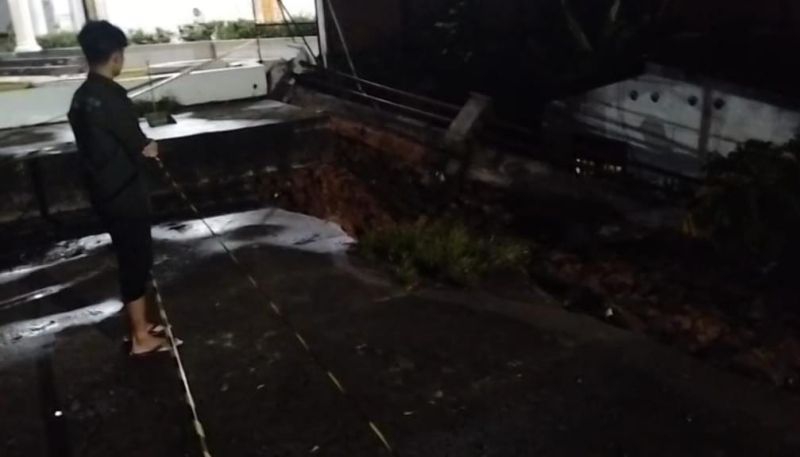 Longsor! Tembok RS Arafah Roboh, Timpa Dua Rumah Warga di Solok Sipin