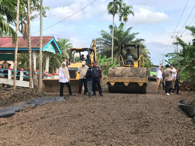 Kondisi jalan di Desa Lambur, Kecamatan Muara Sabak yang dalam penanganan. Terlihat Bupati Tanjabtim, Dillah Hikmah Sari turun ke lokasi meninjau langsung pengerjaannya