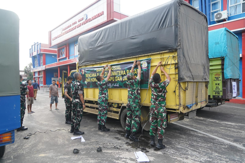 Danrem 042/Gapu Lepas Bantuan Sosial untuk Korban Bencana Sumatera Barat