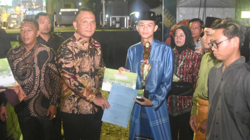 Bupati Sarolangun Hurmin menyerahkan piala dan piagam kepada para pemenang lomba.