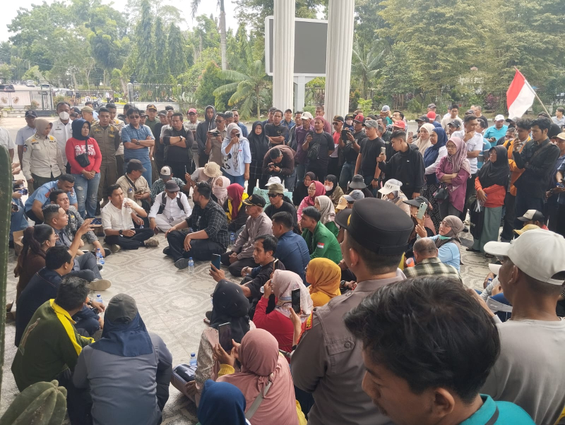 Massa Juga Geruduk DPRD! Diterima Ketua DPRD Kota Jambi, Duduk Lesehan Dialog Bersama