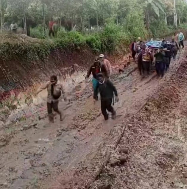 Akibat Jalan Rusak, Warga Kerinci Tandu Jenazah Sejauh 10 Km
