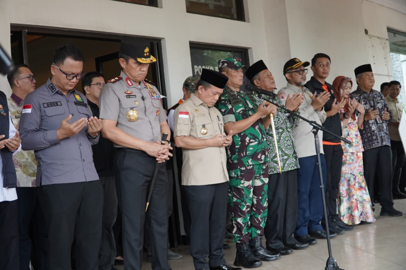 Gubernur Al Haris Lepas Bantuan Kemanusiaan Bencana Sumatera dengan Total Rp. 4,5 Miliar