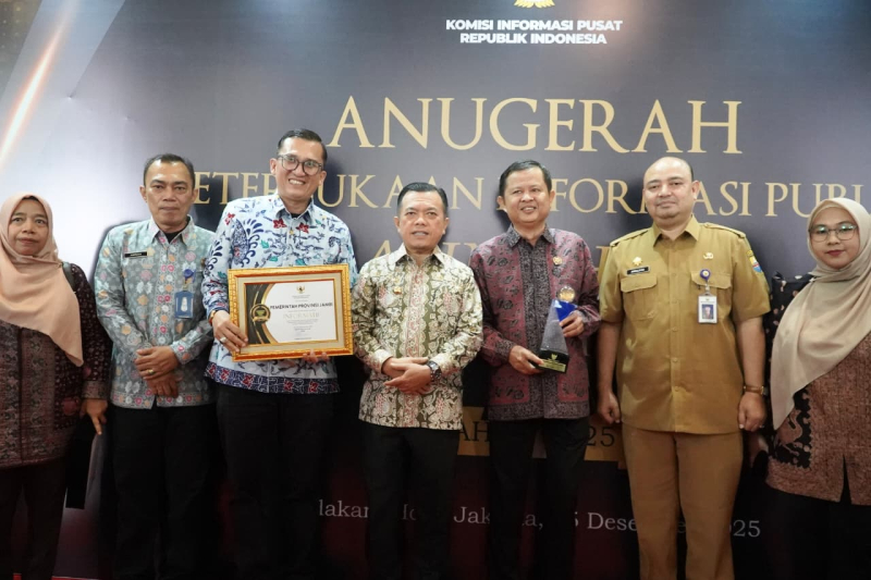 Al Haris Terima Anugerah Keterbukaan Informasi Publik 2025, Tegaskan Komitmen Transparansi Pemprov Jambi