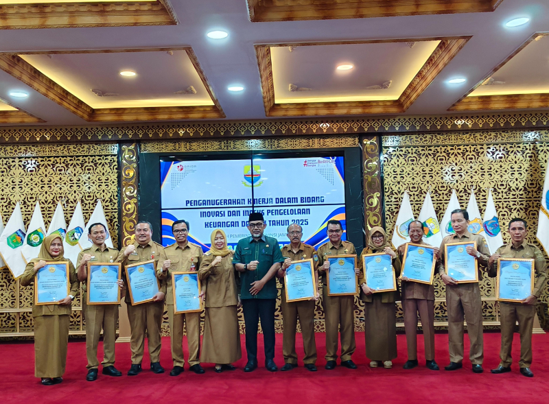 BRIDA Provinsi Jambi Serahkan Penganugerahan Kinerja Inovasi dan Indeks Pengelolaan Keuangan Daerah 2025