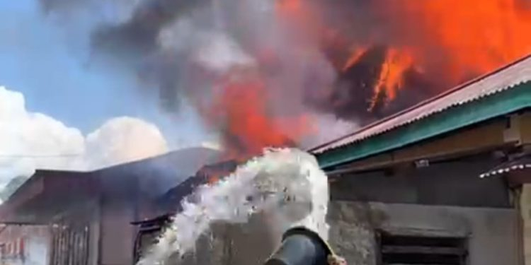 Kebakaran Hebat Hanguskan Dua Rumah Warga di Tanjung Mudo Penawar, Kerinci